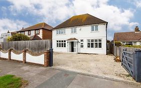 Bright & Modern 4 Bedroom House 100 Metres From Beach